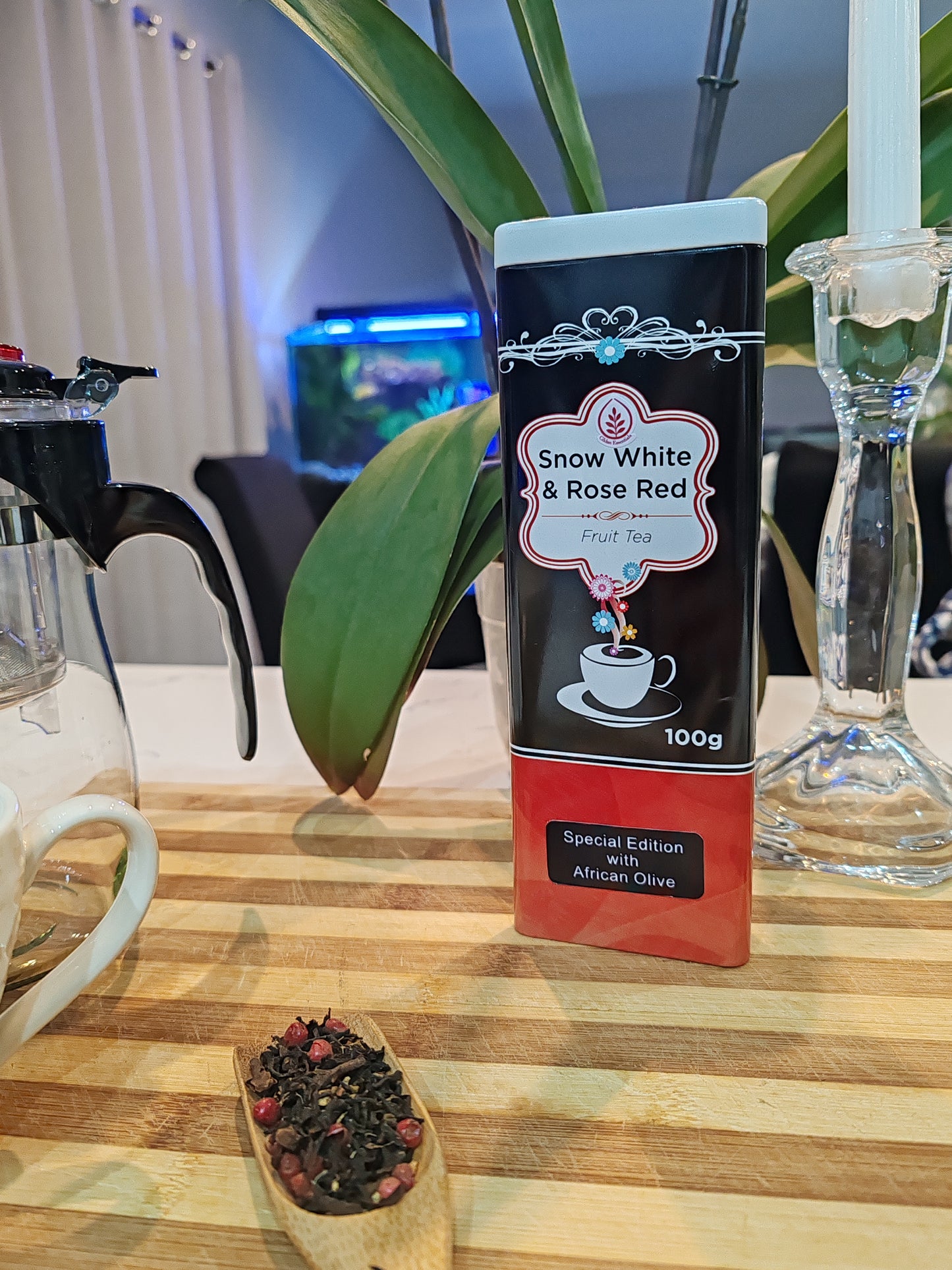 Cildan tea merchant, snow white & rose red, wild olive, lifestyle shot