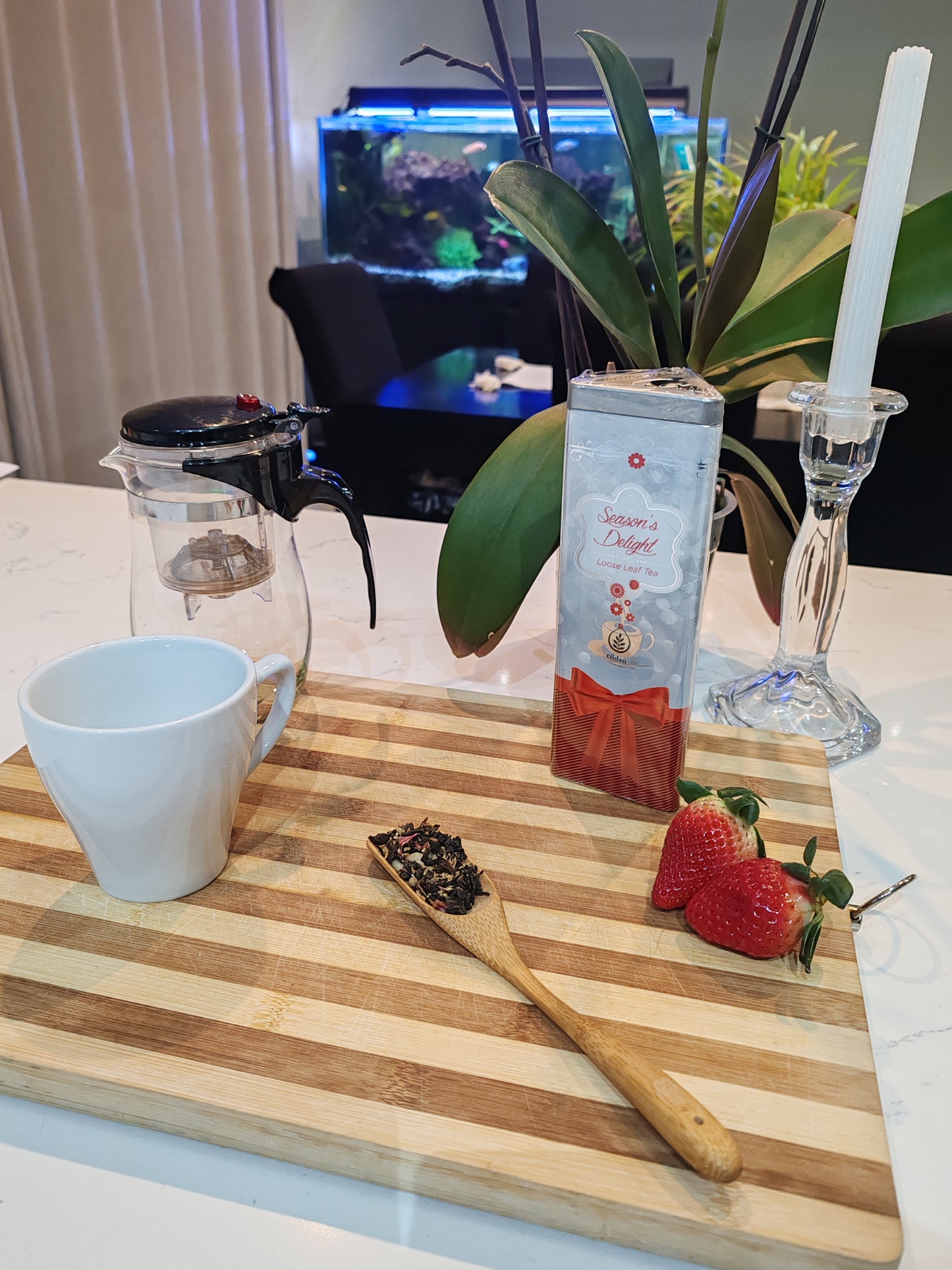 Seasons Delight loose leaf tea packaging, Cildan tea merchant gingerbread tea displayed ona counter in house