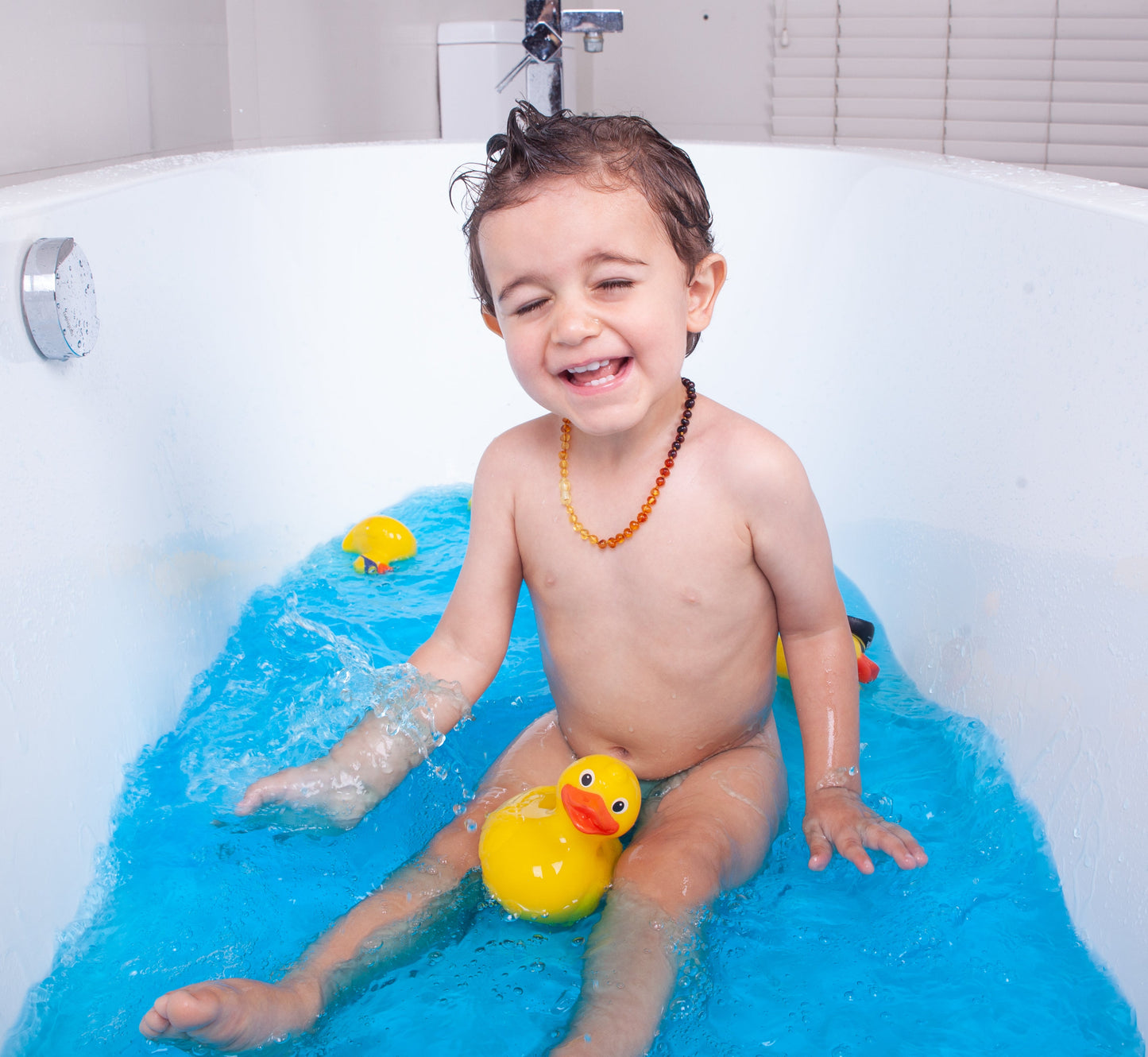 bath bomb, fizzles, lifestyle image blue