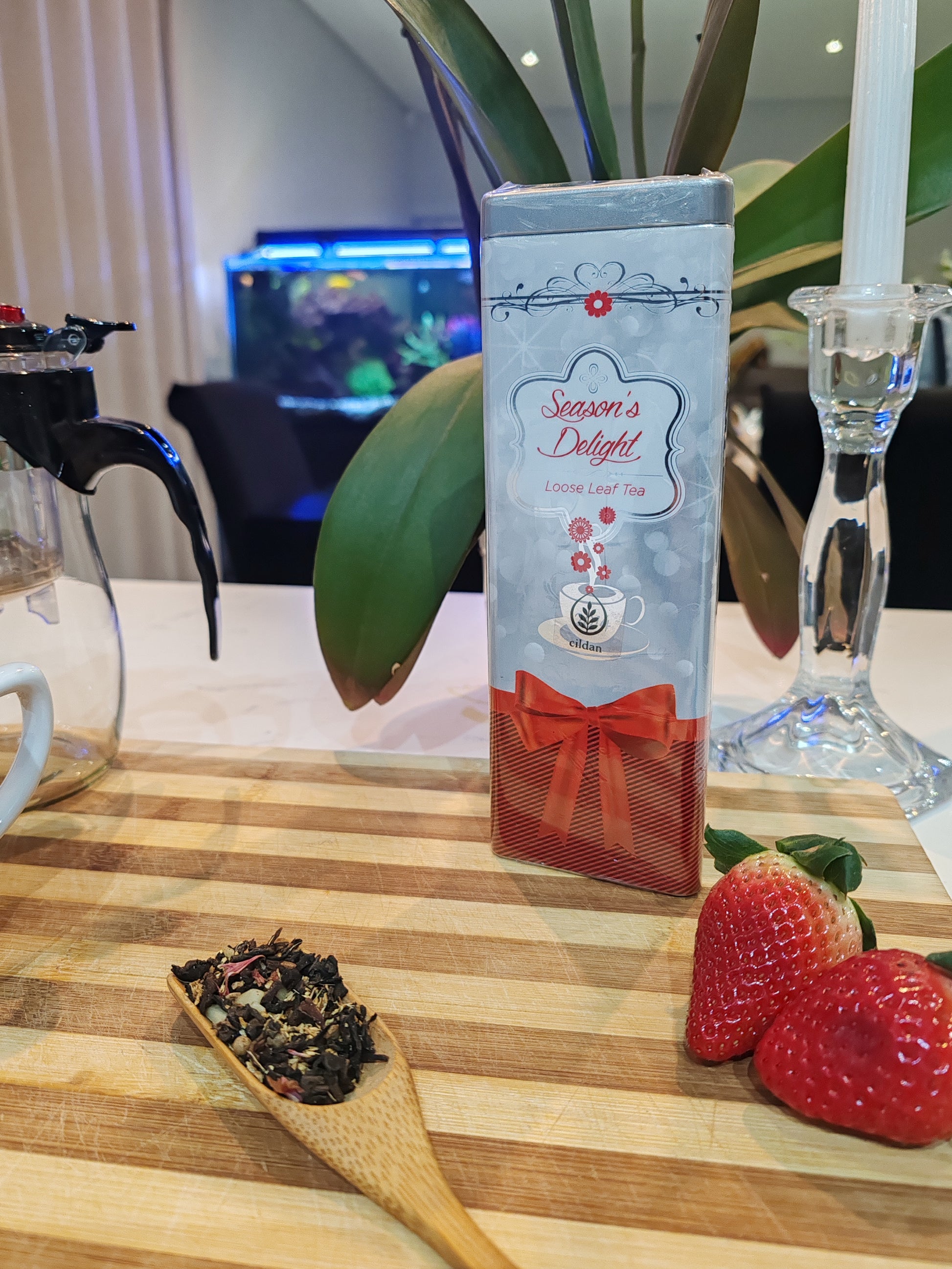 Seasons Delight loose leaf tea packaging, Cildan tea merchant gingerbread tea displayed on a counter