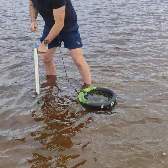 Vieo clip showing man pumping shrimp with Abes-Way pump into the Prawnkeepr