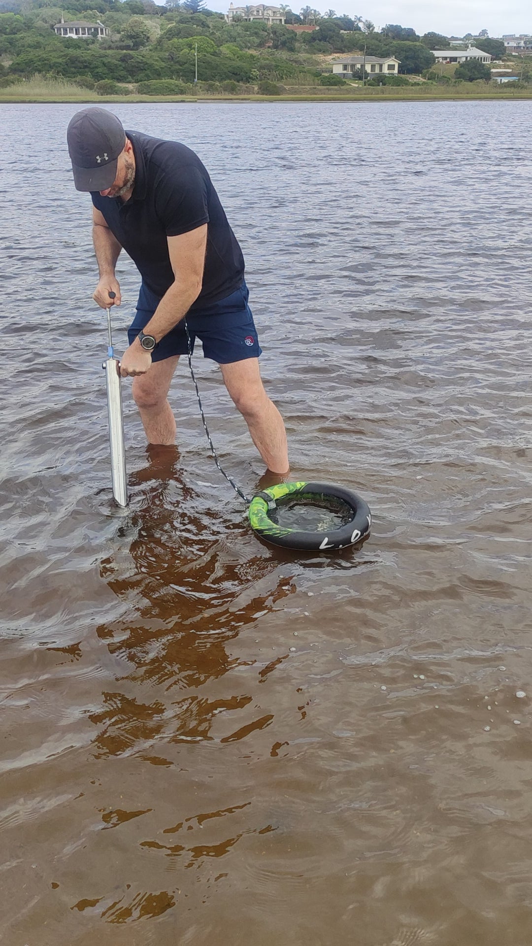 Vieo clip showing man pumping shrimp with Abes-Way pump into the Prawnkeepr